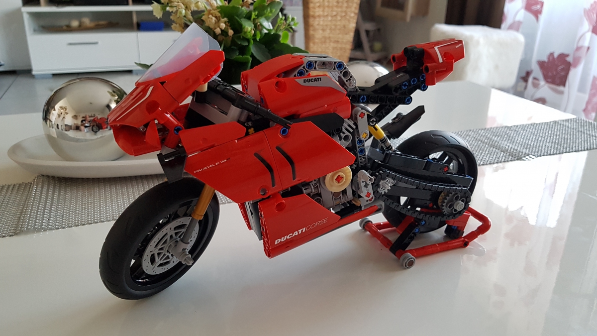 LEGO Technic 42107 Ducati Panigale V4 R