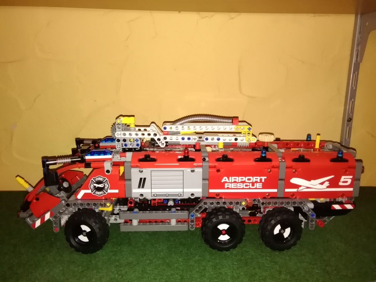 Lego Technic 42068 Flughafenlöschfahrzeug