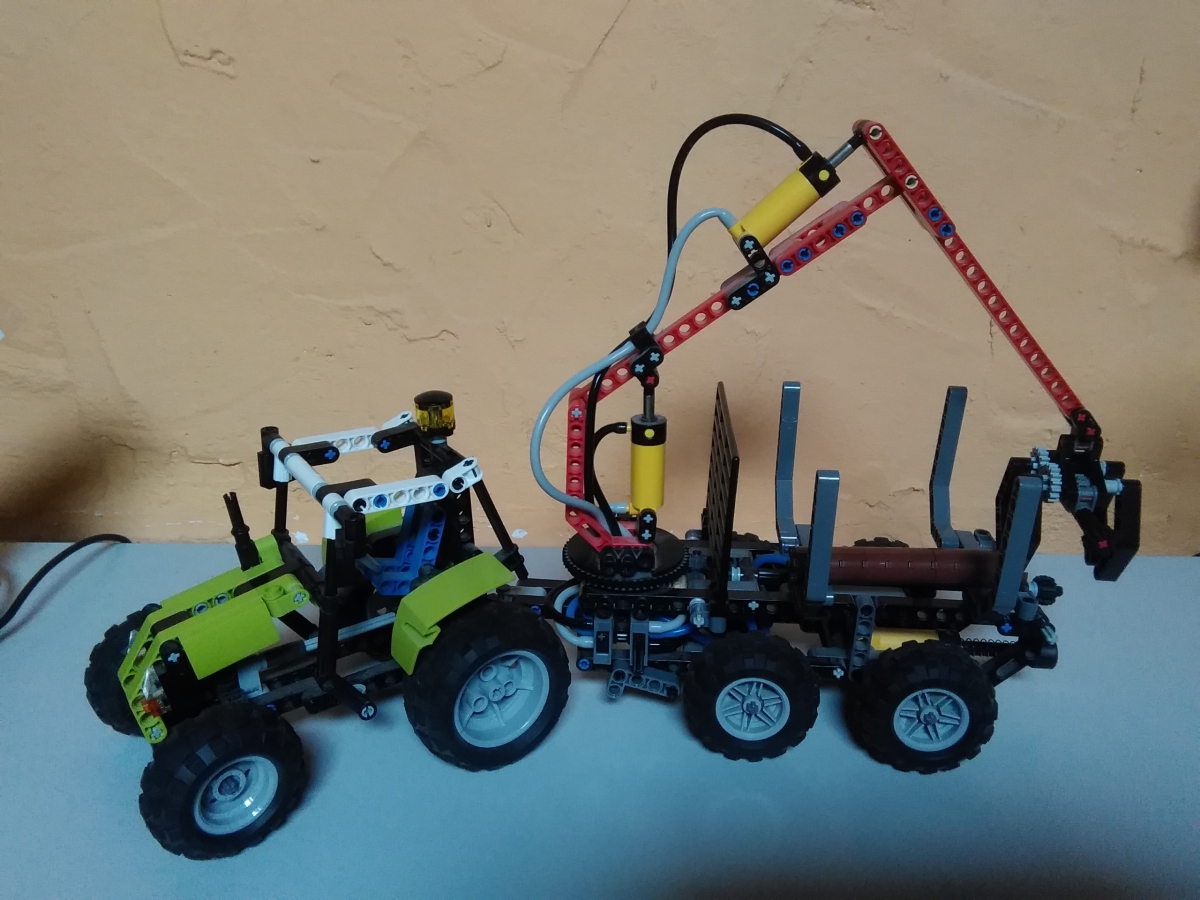 Lego Technic 8049 Traktor mit Forstanhänger