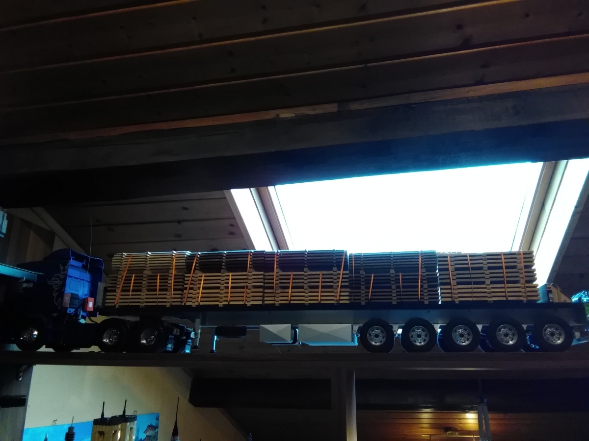 Tamiya Scania R620 mit 5-Achsanhänger beladen mit Holzstämmen